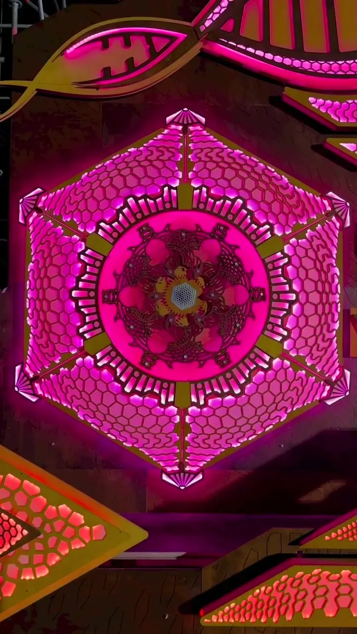 Monegros Festival × Elrow – Kinetische Bühneninstallation und ein Totem in der Wüste – mehrere Bewegungen erzeugen Moiré-Illusionen.
