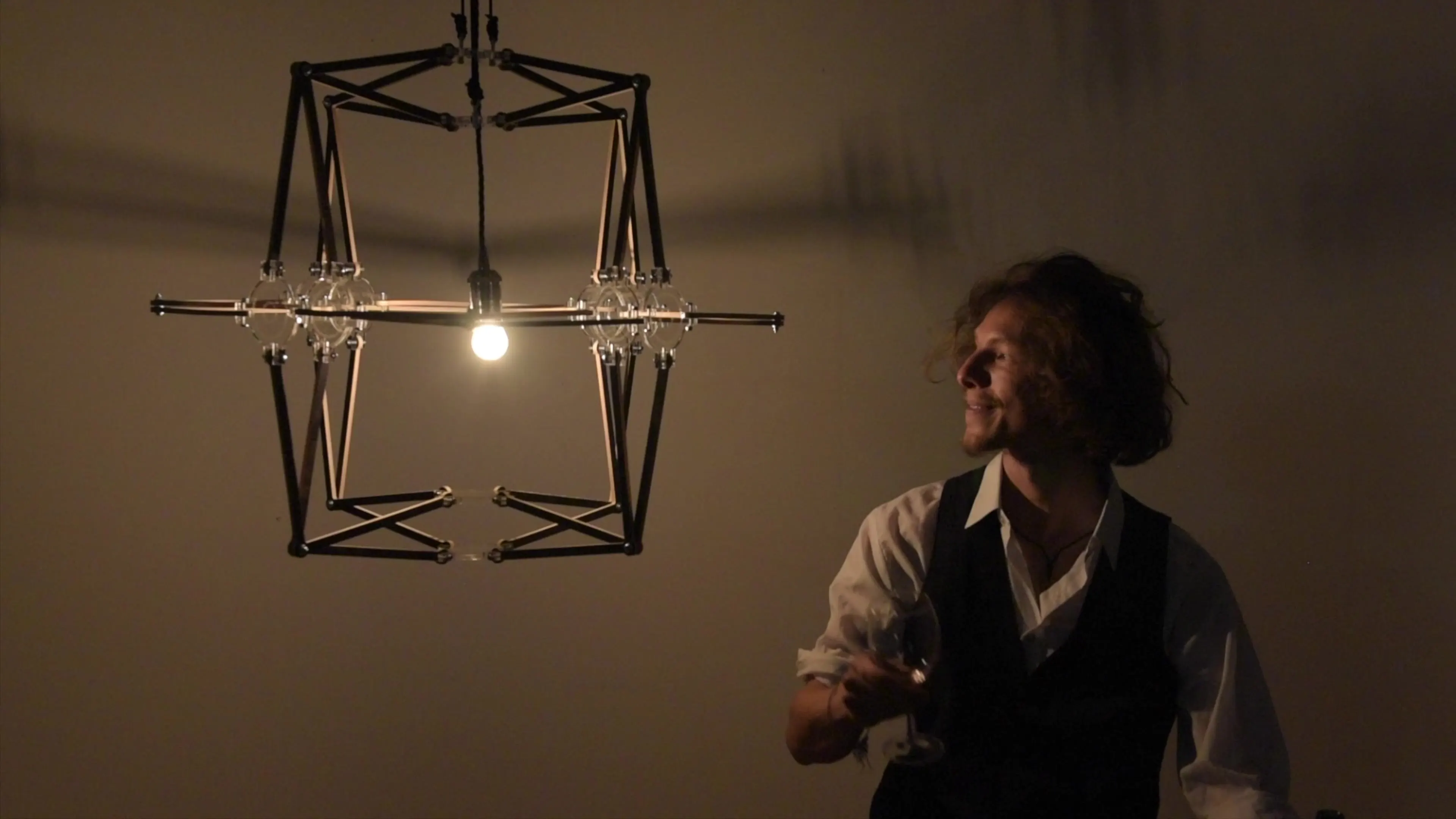 Dynamic Frames – Lamps made of moving frames – one light source, endless changing geometries on the walls around you.