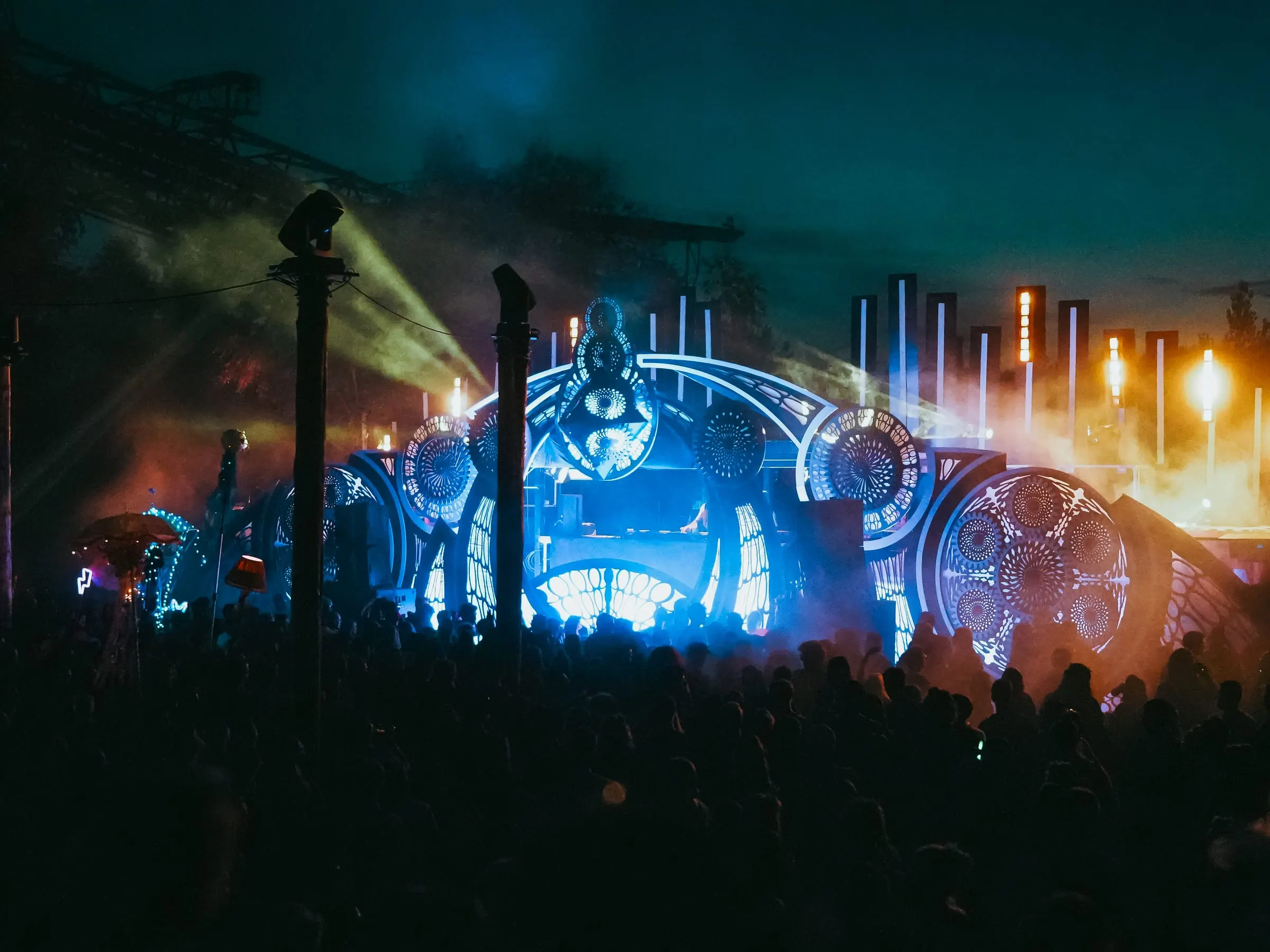 Feel Festival · Exit Stage – Die erste Feel-Bühne – ein Planetengetriebe mit Illusionseffekt, das sich dreht, spiralt und mit der Musik atmet.