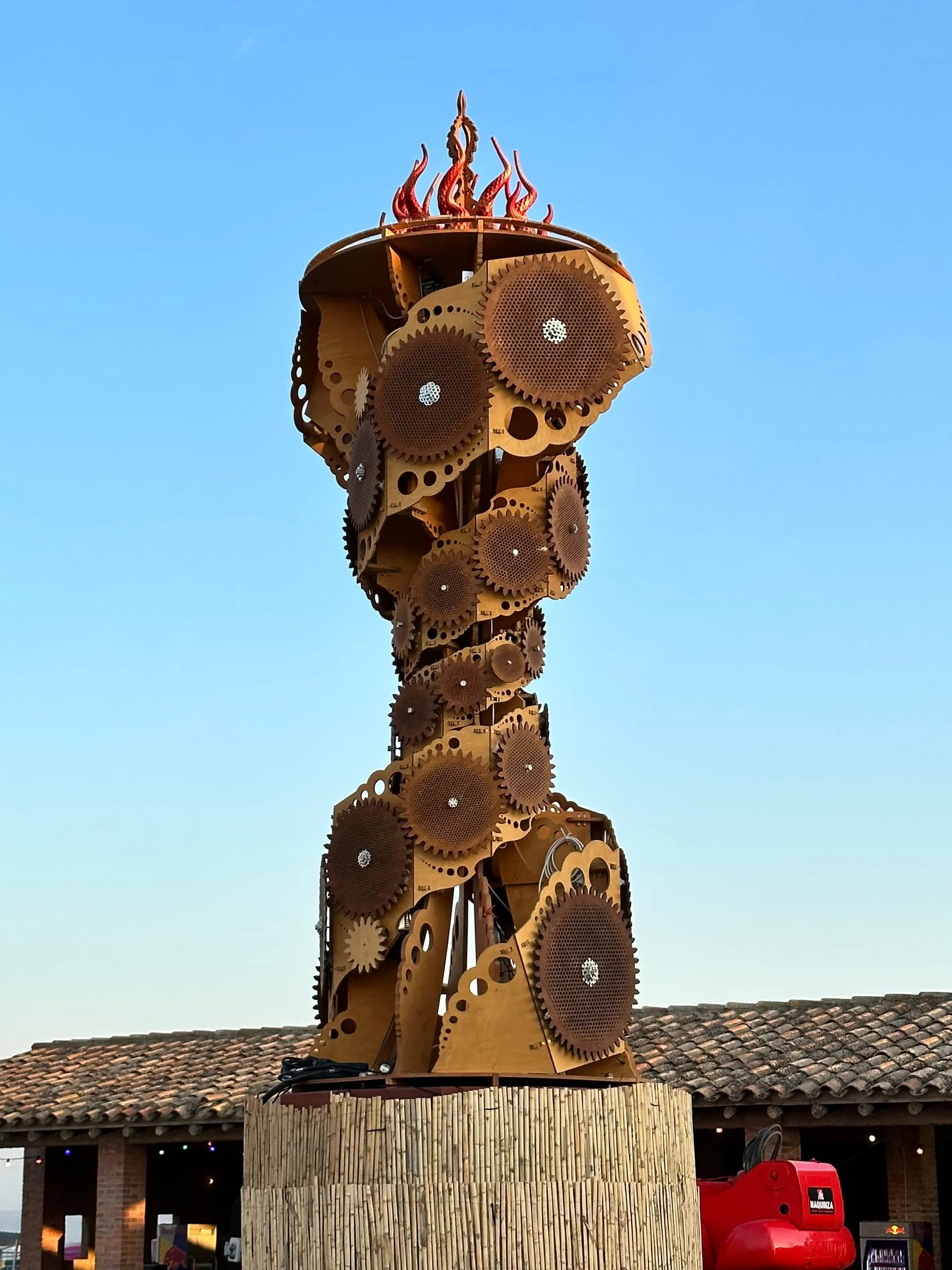 Elrow – Kinetic art for Elrow – from a totem rising above the desert at Monegros Festival (2023) to moving sculptures for UNVRS Ibiza (2025).