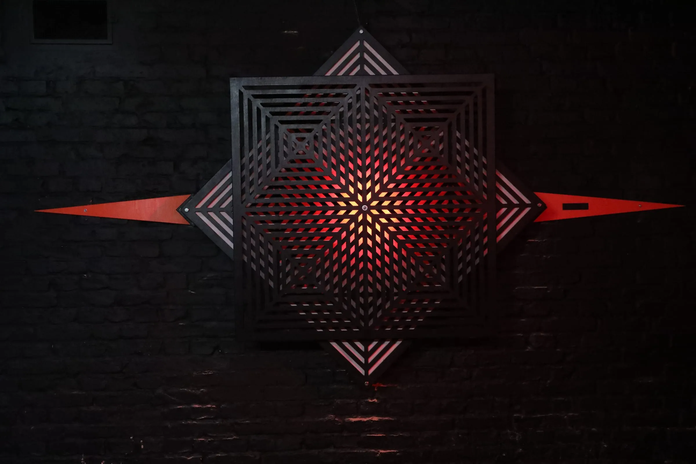 Red Diamond – Nur gerade Linien – und doch siehst du Kurven. Ein Wandobjekt aus geschichteten, rotierenden Rahmen.