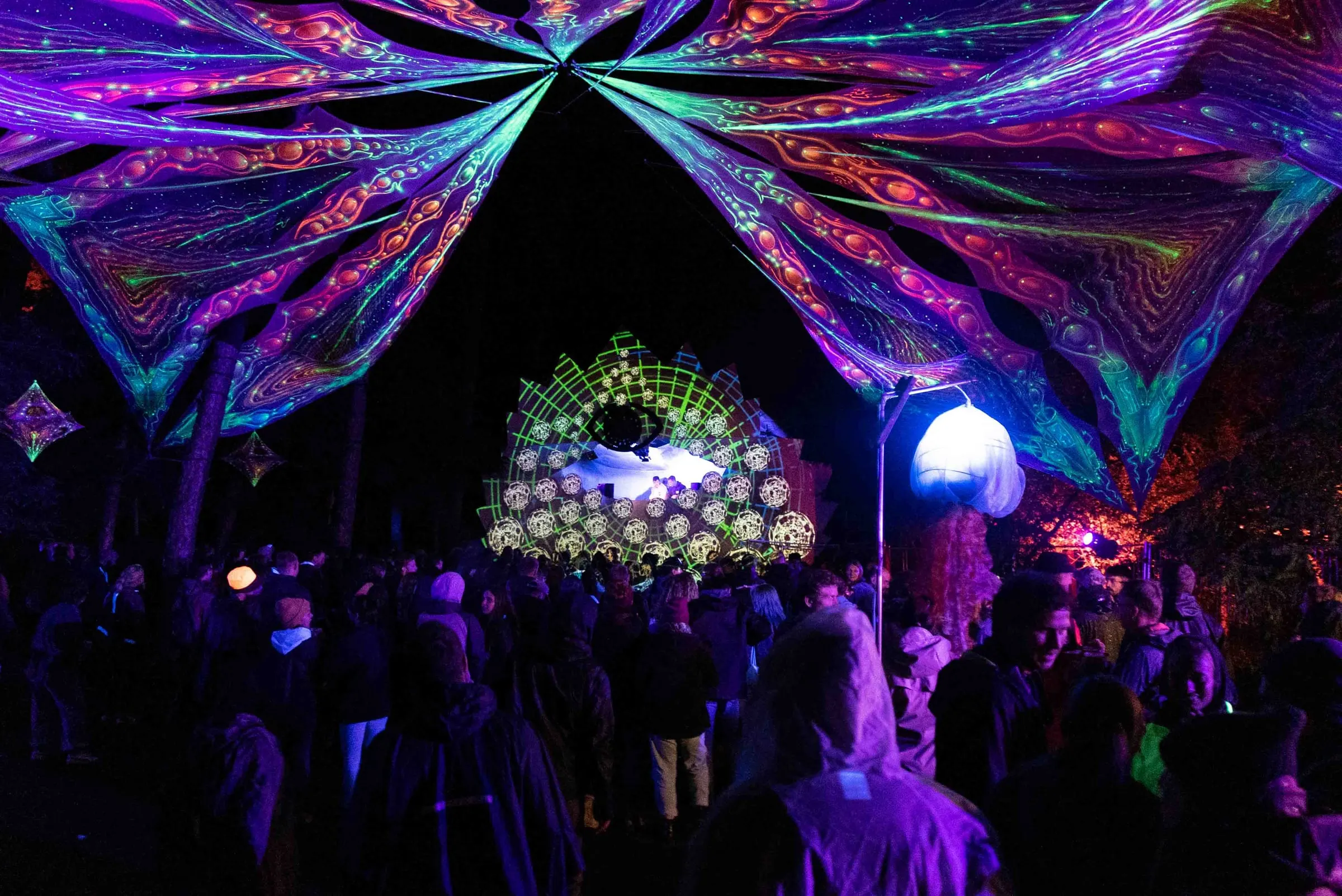 Wurzel Festival – A collaboration with Kollage Kollectiv – kinetic art meets collage on the stage of Wurzel Festival.