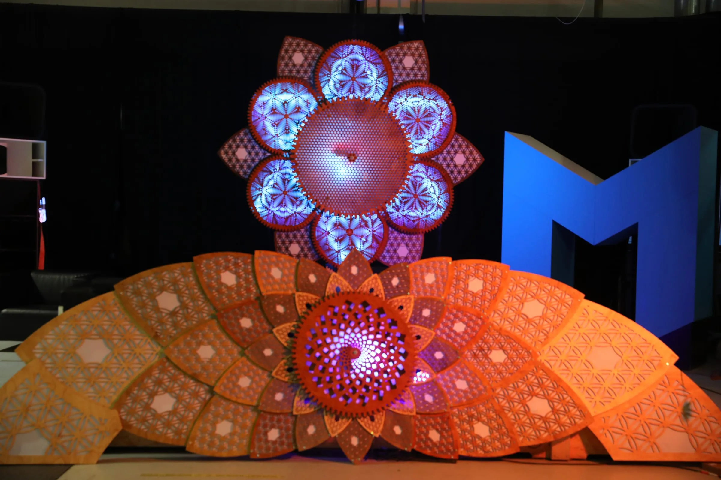 Lunarts – Eine hölzerne Bühnenwelt aus geschichteten Mandalas – gebaut und getestet im Motionlab Berlin, bevor sie nach Ibiza reiste.