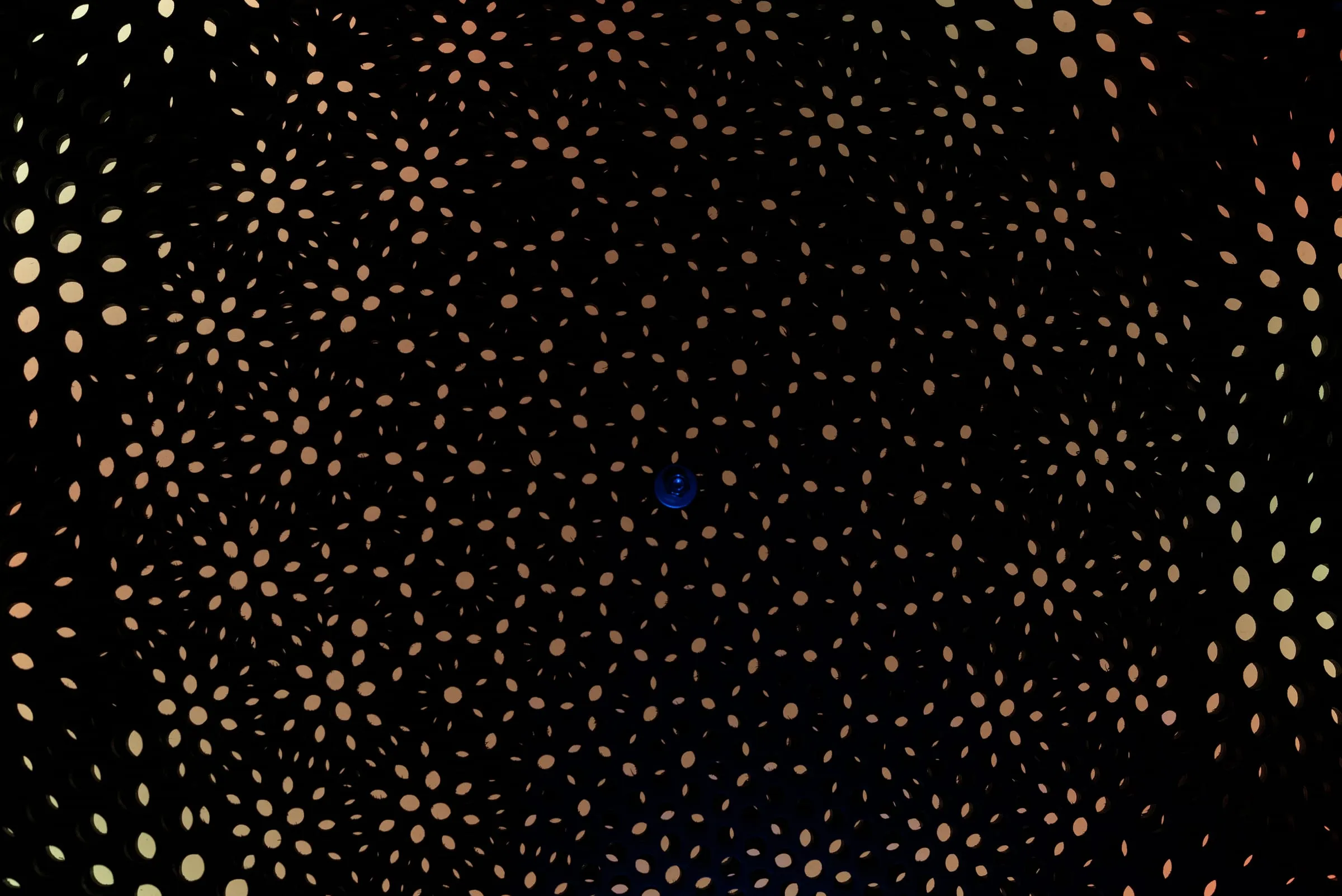 Kinetic Exhibition – Eine Einzelausstellung illusionärer Lichträder – rotierende Muster, die sich in unmögliche Richtungen zu bewegen scheinen.
