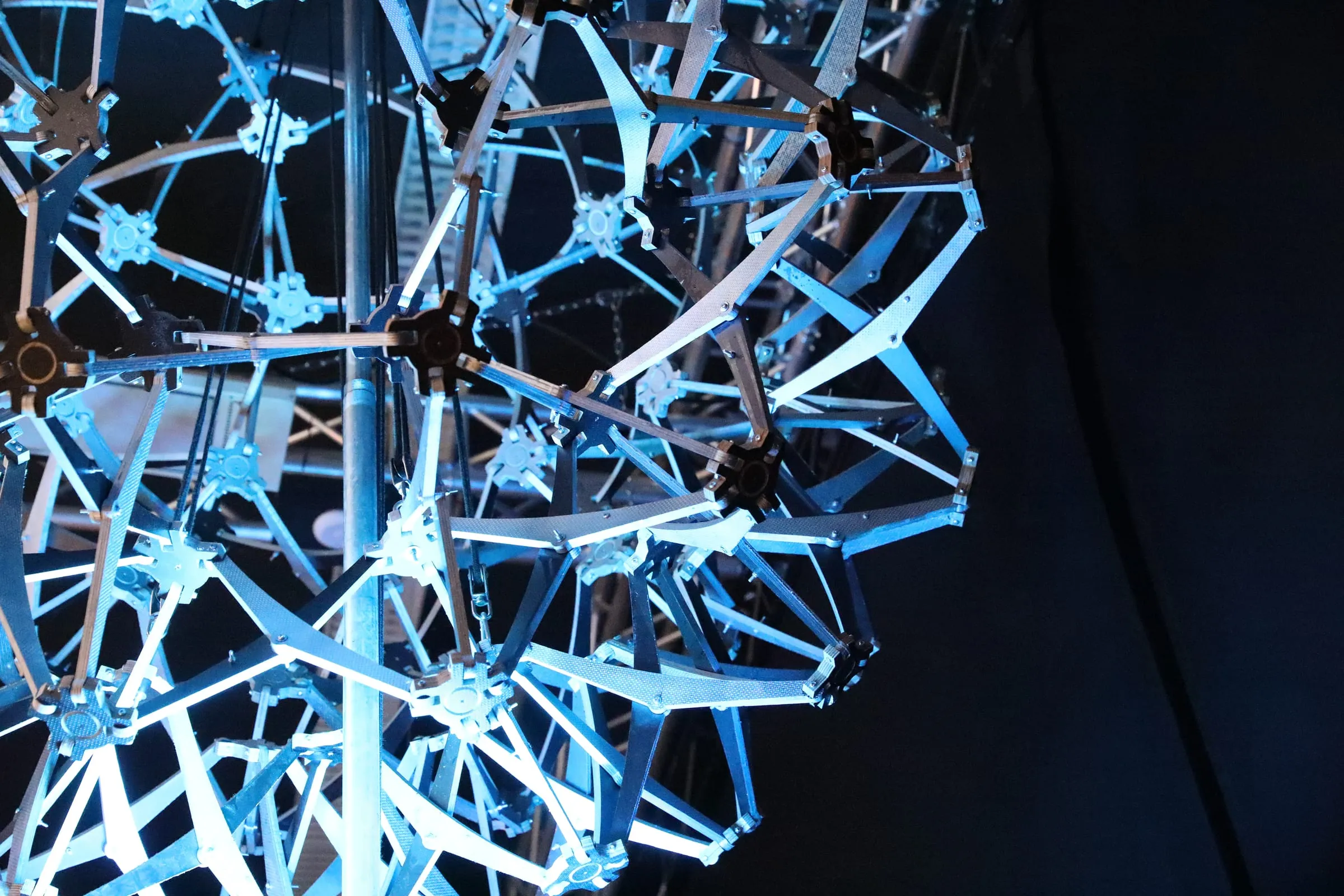 Light Sphere – Eine hängende Skulptur aus ineinandergreifenden Metallbändern, die sich mit jedem Lichtwechsel verwandelt.